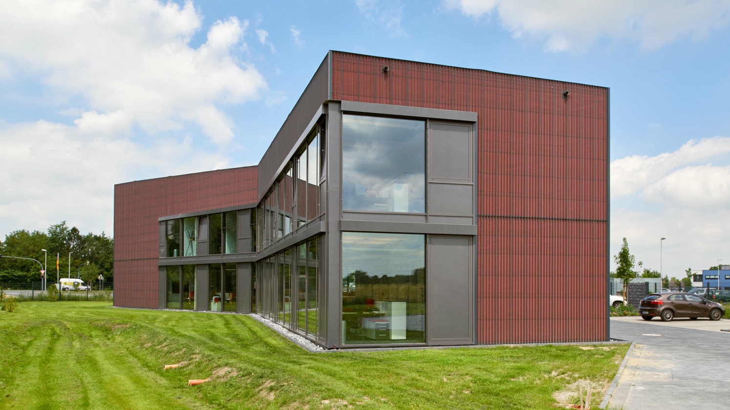 DELTA®-FASSADE COLOR onder open metalen gevel