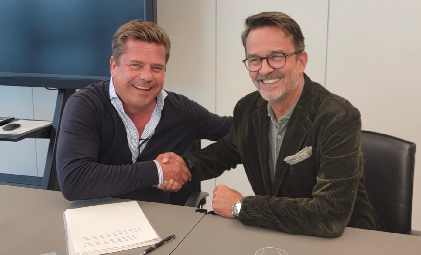 Signing Phillip Wagner_Thorsten Koch.JPG