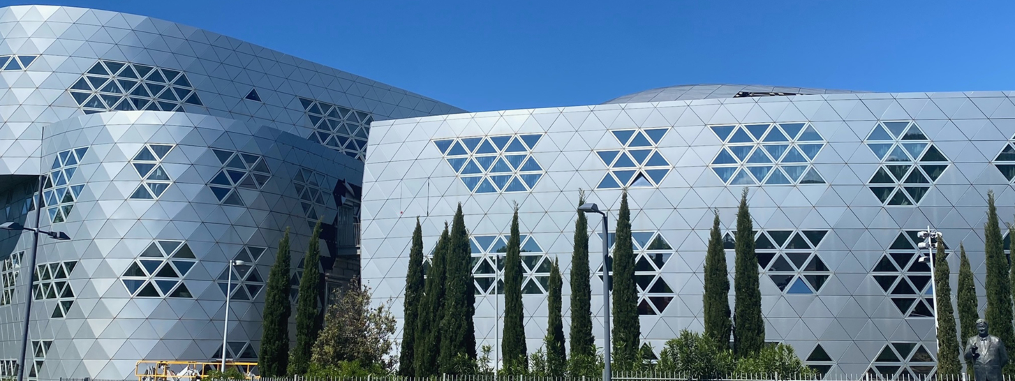 La rénovation des façades du lycée Georges Frêche de Montpellier avec le pare-pluie DELTA®-FASSADE 20 PLUS.