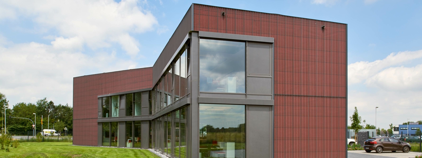 DELTA®-FASSADE COLOR rouge - bâtiment de bureaux à Hamm (D)